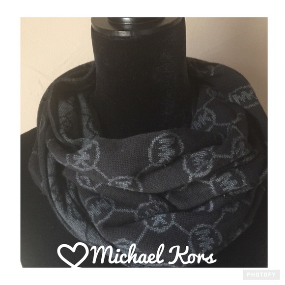 AUTHENTIC MICHAEL KORS SCARF 🧣 - Picture 1 of 5